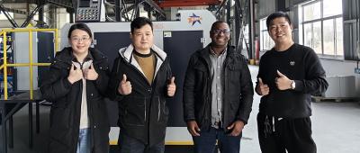 Kunden besuchen Waxing-Fabrik